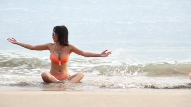 Uma Mulher Usando Biquíni Brincando Mar — Vídeo de Stock