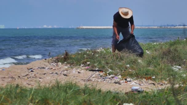 Homme Ramasse Des Ordures Plage — Video