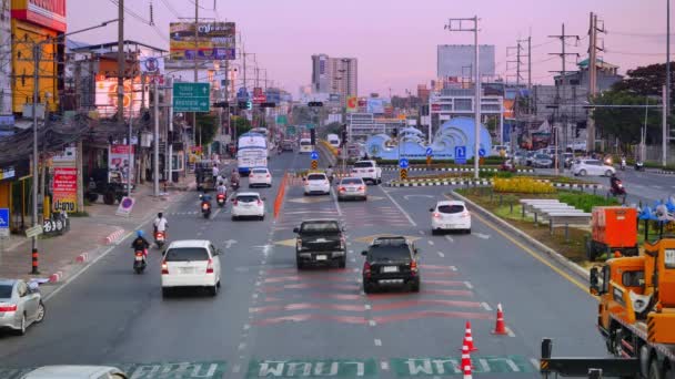 一辆在主干道上行驶的汽车 — 图库视频影像