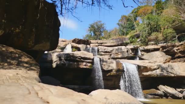 Uma Cachoeira Com Muitas Pedras — Vídeo de Stock