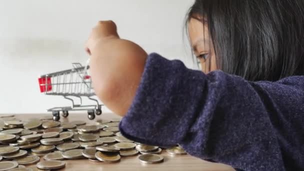 Uma Menina Brincando Com Moedas Sala Estar — Vídeo de Stock