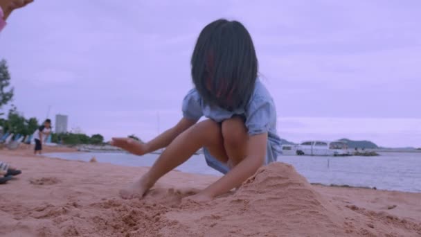 Ragazza Che Gioca Spiaggia Sabbia Sulla Spiaggia — Video Stock