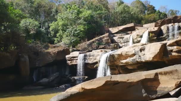 有很多石头的瀑布 — 图库视频影像