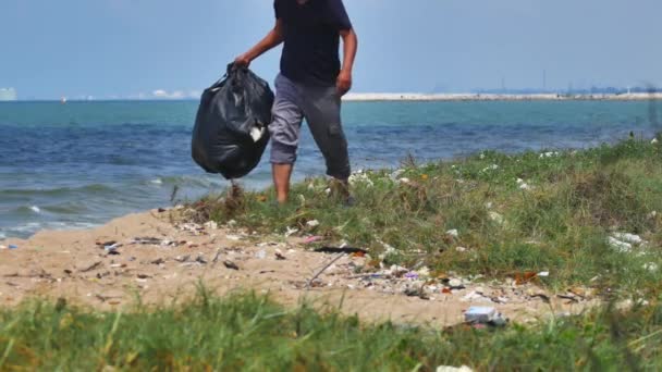 Ein Mann Sammelt Müll Strand Auf — Stockvideo