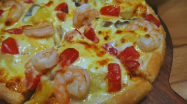 Tahta tabakta pizza.
