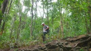 Bir yürüyüşçü teyzeme rastlar.