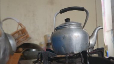 Eski bir atmosferde çaydanlık