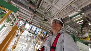 Elektrik santralinde çalışan elektrik işçileri.