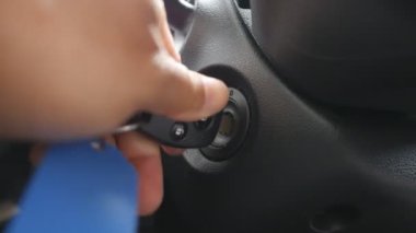 Siyah araba kullanan bir adam.