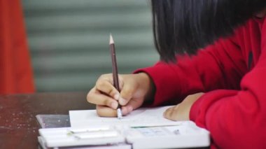 Oturma odasında resim yapan bir kız.