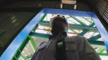 Elektrik santralinde çalışan elektrik işçileri.