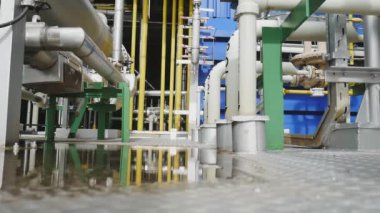 Elektrik santralinde çalışan elektrik işçileri.