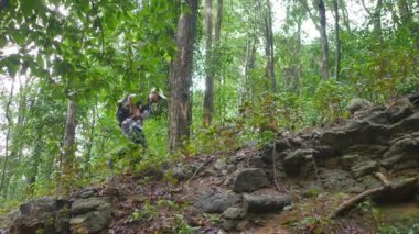 Bir yürüyüşçü teyzeme rastlar.