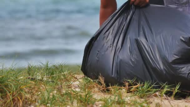 Ein Mann Sammelt Müll Strand Auf — Stockvideo