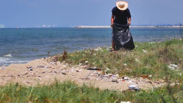 Homme Ramasse Des Ordures Plage — Video