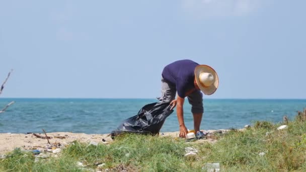 Uomo Che Raccoglie Spazzatura Spiaggia — Video Stock