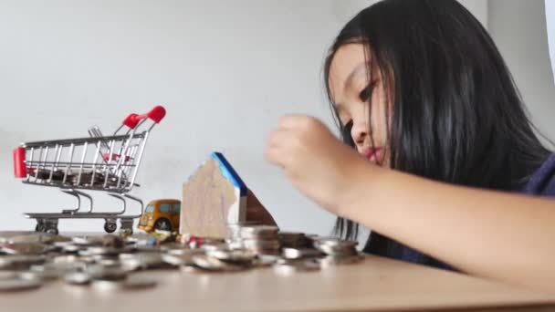 一个女孩在客厅里玩硬币 — 图库视频影像