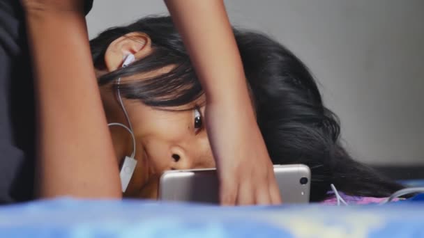 Дівчина Лежить Телефоні Вдома — стокове відео
