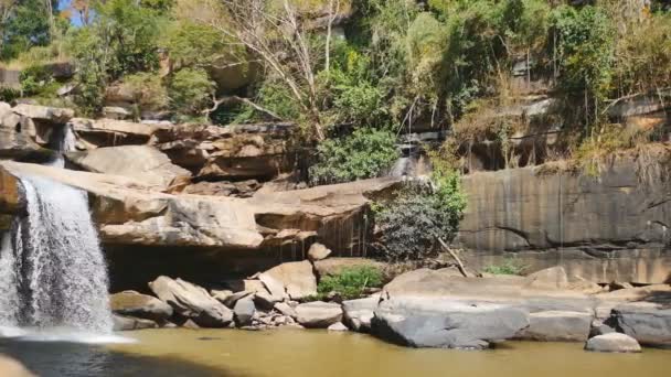 Uma Cachoeira Com Muitas Pedras — Vídeo de Stock