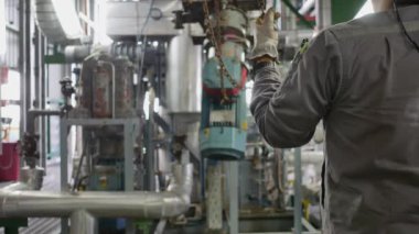 Elektrik santralinde çalışan elektrik işçileri.