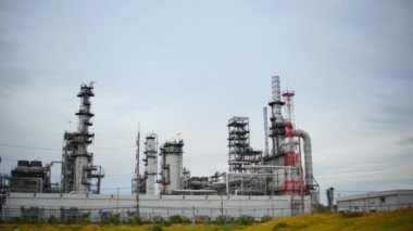 Elektrik santralindeki ekipman çalışıyor..
