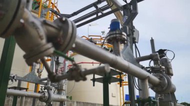 Bir elektrik santrali çalışıyor..