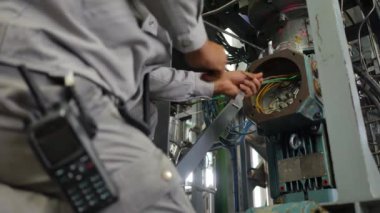 Elektrik santralinde çalışan elektrik işçileri.