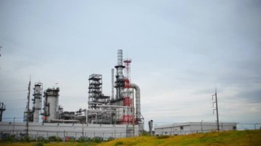 Elektrik santralindeki ekipman çalışıyor..