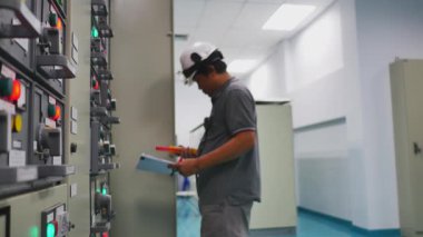 Elektrik santrali işçileri çalışıyor
