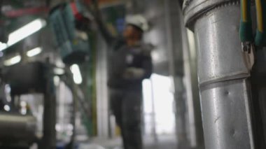 Elektrik santralinde çalışan elektrik işçileri.