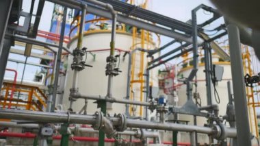 Bir elektrik santrali çalışıyor..