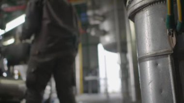 Elektrik santralinde çalışan elektrik işçileri.