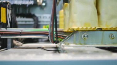 Elektrik santralindeki ekipman çalışıyor..