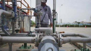 Bir elektrik santrali çalışıyor..