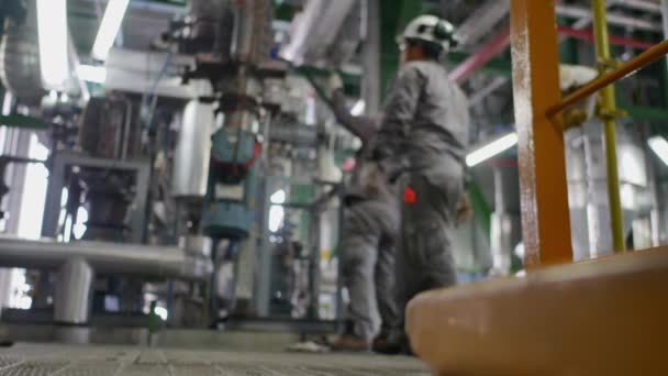 Elektrik Santralinde Çalışan Elektrik Işçileri — Stok video