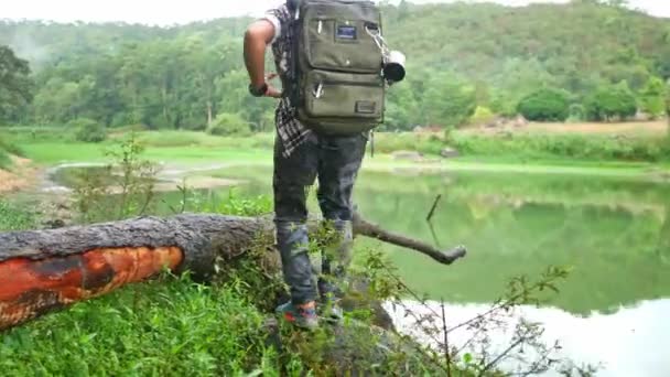 Les Gens Marchant Dans Forêt Avec Des Arbres — Video