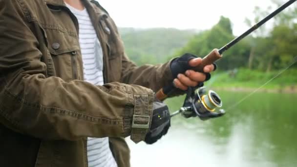 Pescador Pescando Floresta — Vídeo de Stock