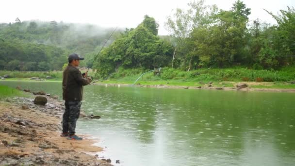 Pescador Pescando Floresta — Vídeo de Stock