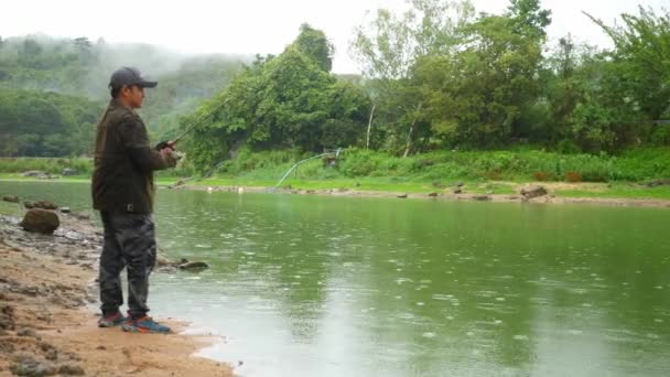 一个在森林里钓鱼的渔夫 — 图库视频影像