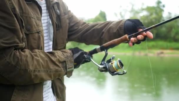 Pescador Pescando Floresta — Vídeo de Stock