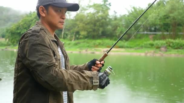 Pescador Pescando Floresta — Vídeo de Stock