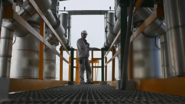 Trabajadores Eléctricos Que Trabajan Una Planta Eléctrica — Vídeos de Stock