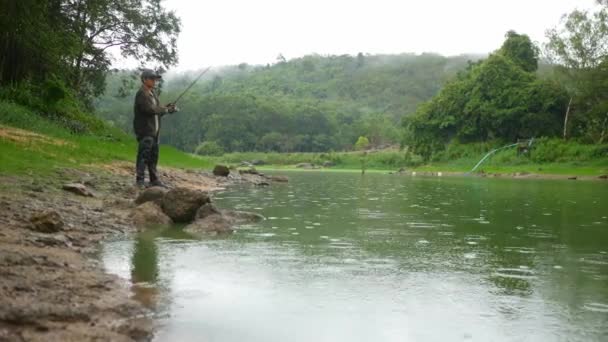 Pescador Pescando Floresta — Vídeo de Stock