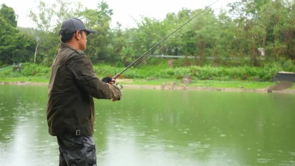 Pescador Pescando Floresta — Vídeo de Stock