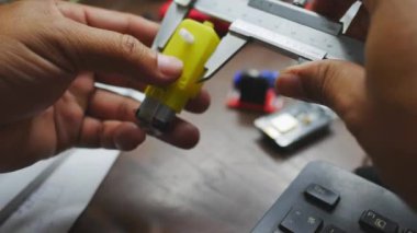 Robot yapan bir adam