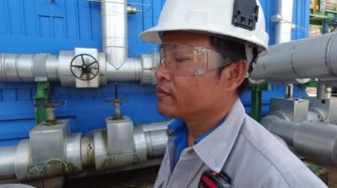 Elektrik santralinde çalışan çalışanlar.