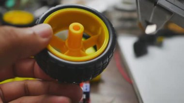Robot yapan bir adam