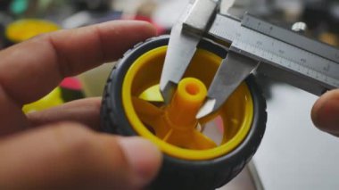 Robot yapan bir adam
