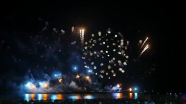 Geceleri havai fişek gösterisi