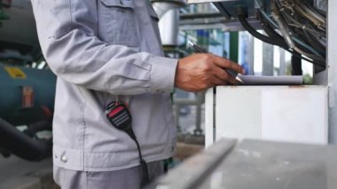 Fabrikada çalışan bir adamın eli.